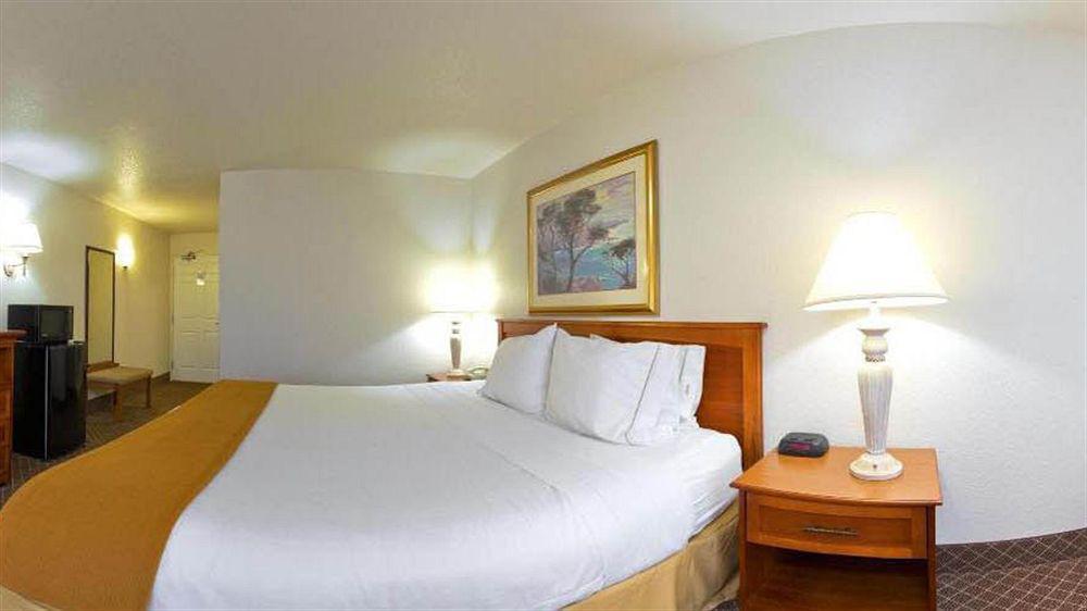 Holiday Inn Express Hotel & Suites Ames By Ihg Buitenkant foto