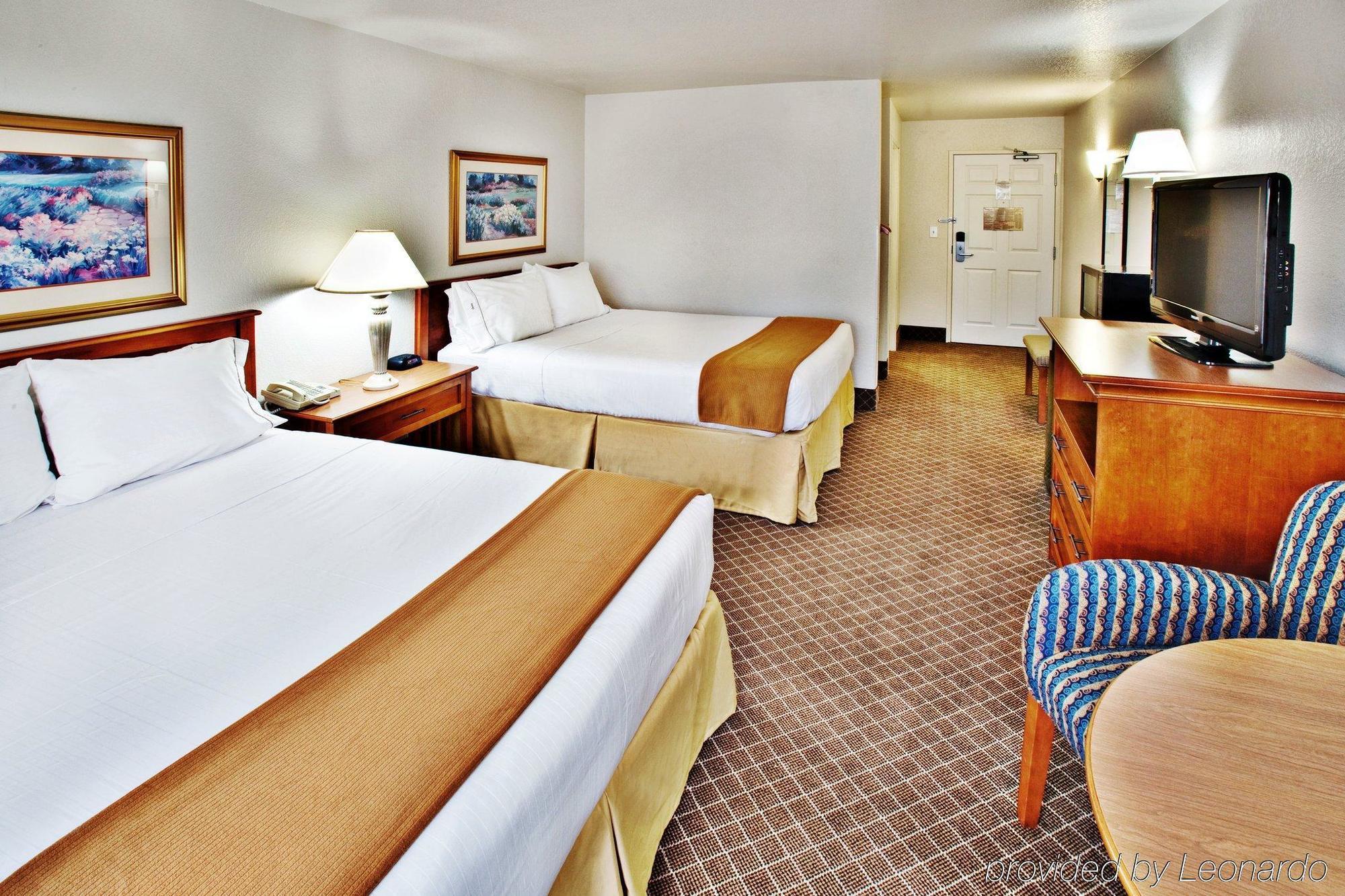 Holiday Inn Express Hotel & Suites Ames By Ihg Buitenkant foto
